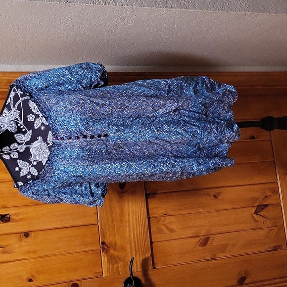 Unknown Tops - EUC Blue, white and gold blouse. There is no brand tag, but I believe it's Faded